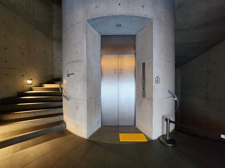 뮤지엄 본관 내부계단