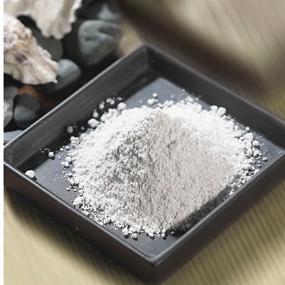 검고 네모난 그릇 위에 굴껍질을 잘게 분쇄해서 만든 모려를 담고 있는 사진 - 태양인(太陽人)에게 맞는 음식