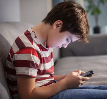 스마트폰을 보면서 목이 굽어 있는 아이