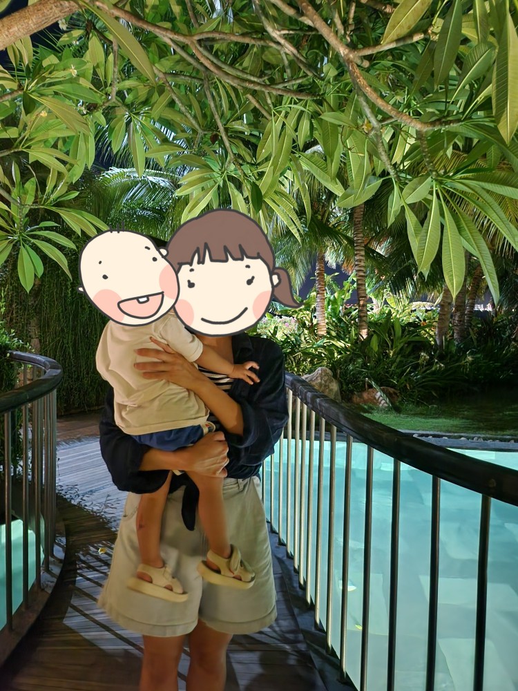 수영장의 엄마와 아이