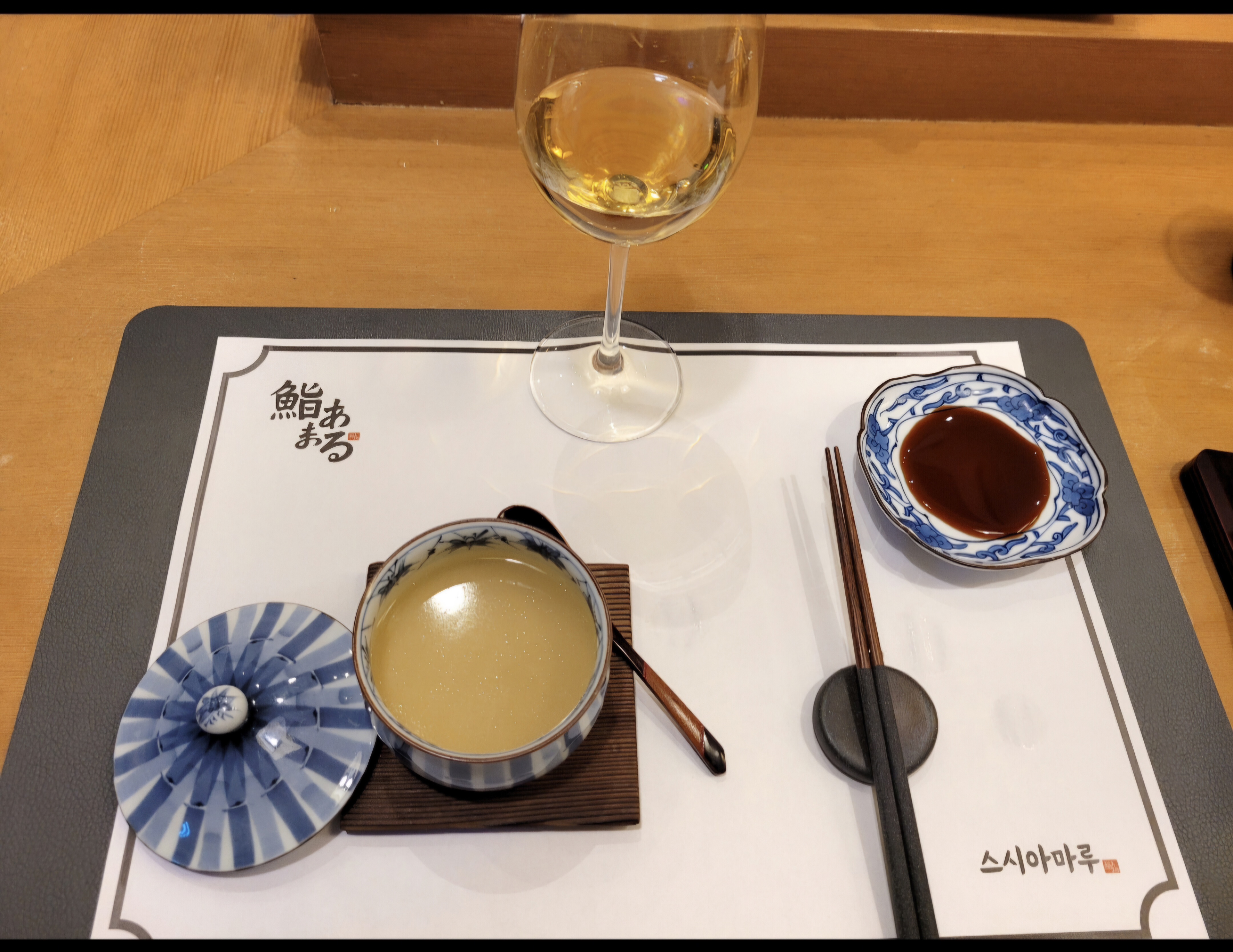스시와 함께 화이트 와인을 마시는 이미지
