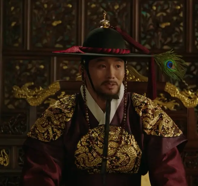 세작- 붉은색 임금한복을 입고 임금 갓을 쓰고 불편한 얼굴로 말하는 이선