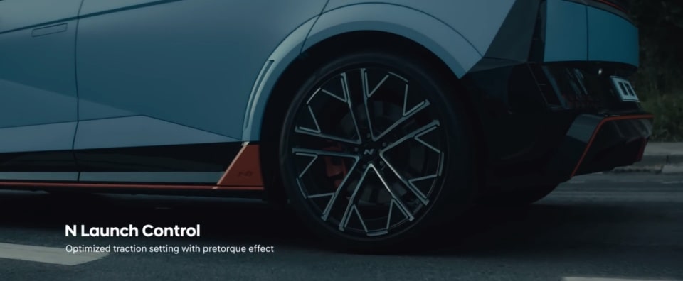 N 런치 컨트롤은 급출발 시 타이어 미끄러짐을 줄입니다(출처 : 현대자동차 유튜브 채널).