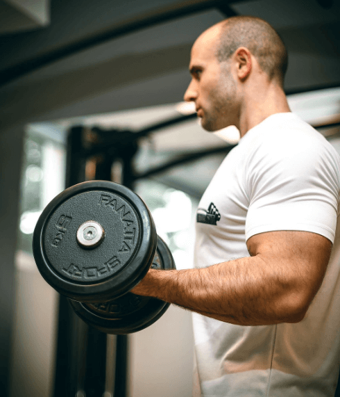 바벨을 들고 팔운동하는 남성