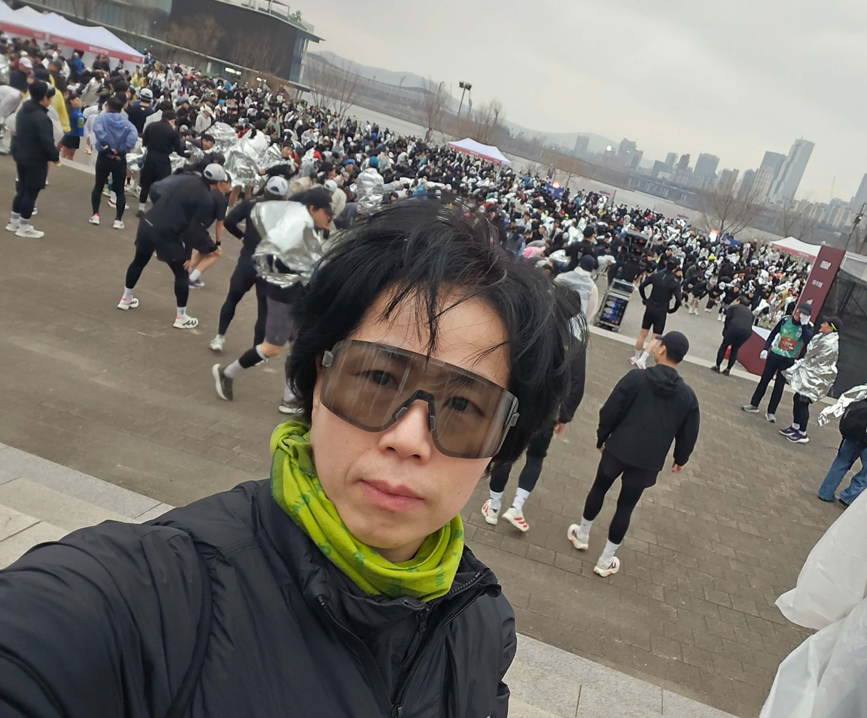 10km 러닝 대회 출발 전 준비운동과 셀카 모습