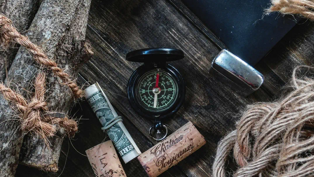 돈과 나침반의 모습