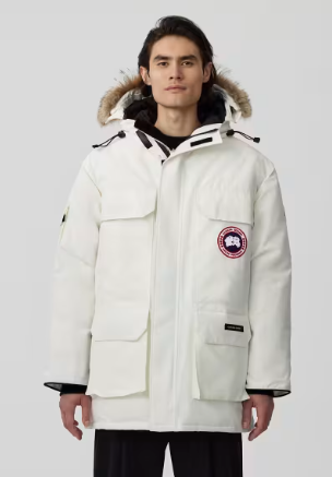 캐나다 구스(Canada Goose) 캐나다의 극한 기후에 맞춰 설립된 브랜드로, 매우 높은 보온성의 다운재킷으로 유명합니다.