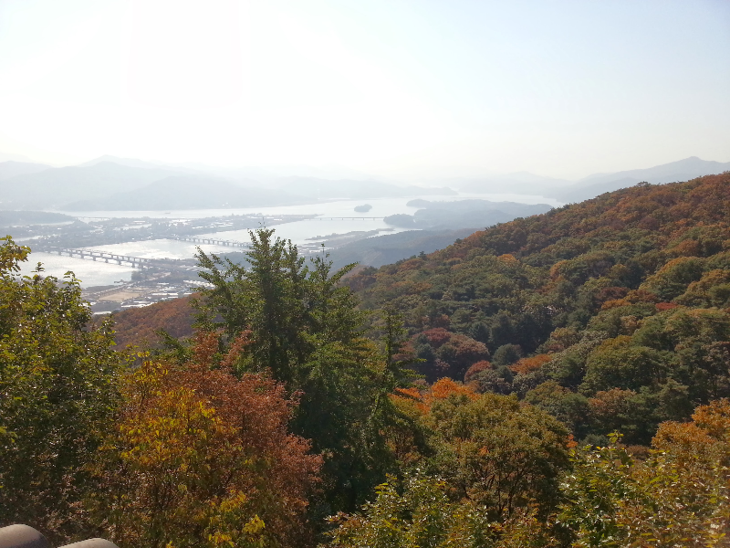 수종사에서 바라본 모습. 발 밑에 강이 보인다.