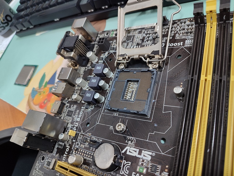 다양한 각도에서 사진을 찍어서 휘어진 핀이 없는지 확인하고 있습니다. 