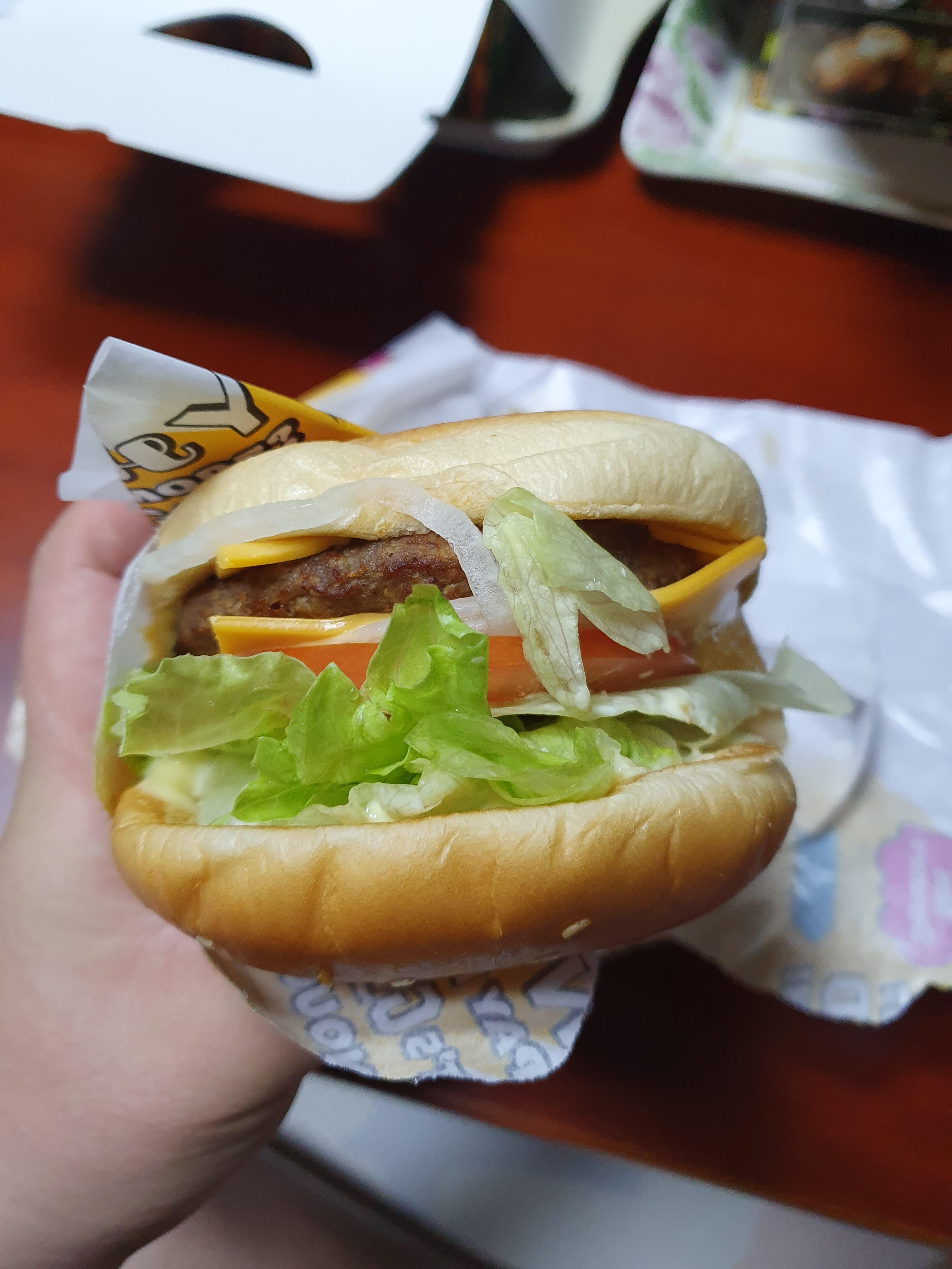 괜히 두툼한게 아니였다. 속안에 토핑을 아끼지 않았다. 역시 노브랜드시그니처 버거!