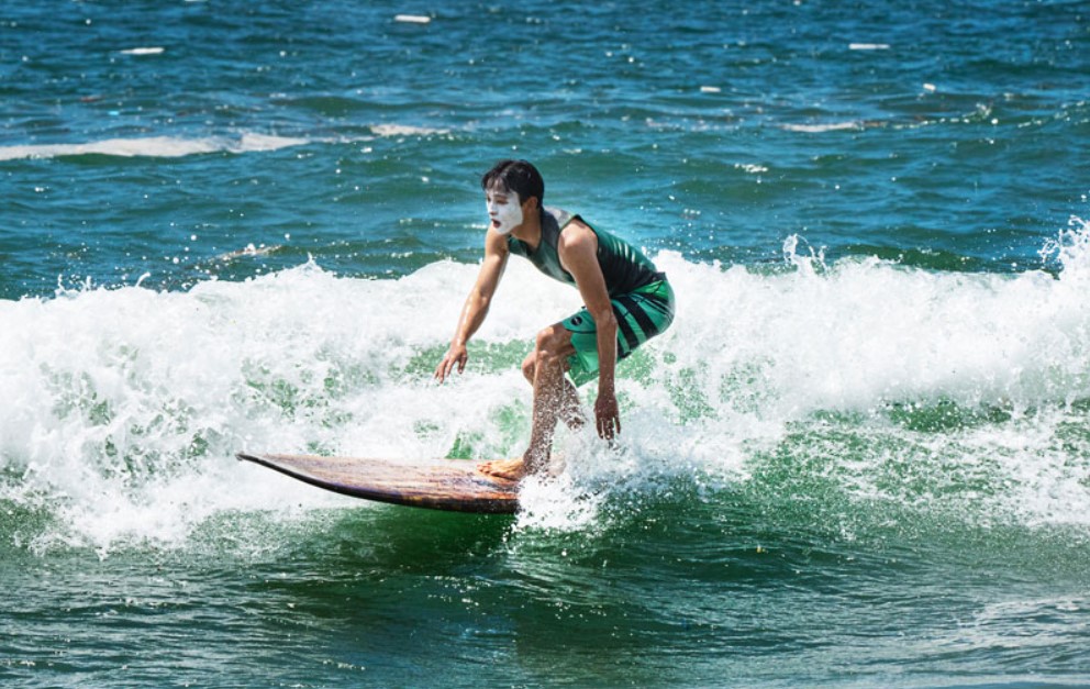 남해-솔바람해변에서-서핑하는-모습