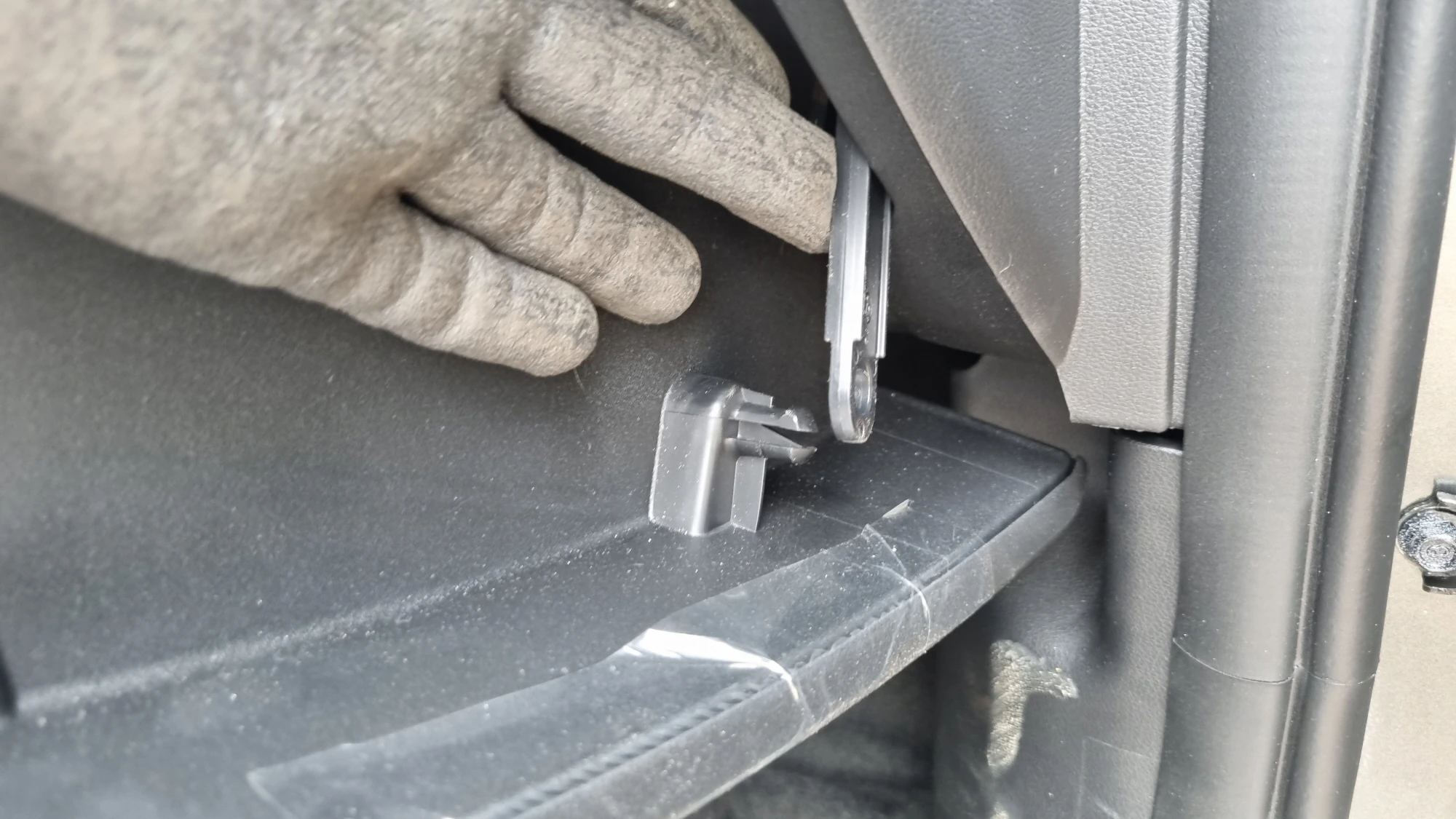 글로브박스 고정고리 뺀 모습