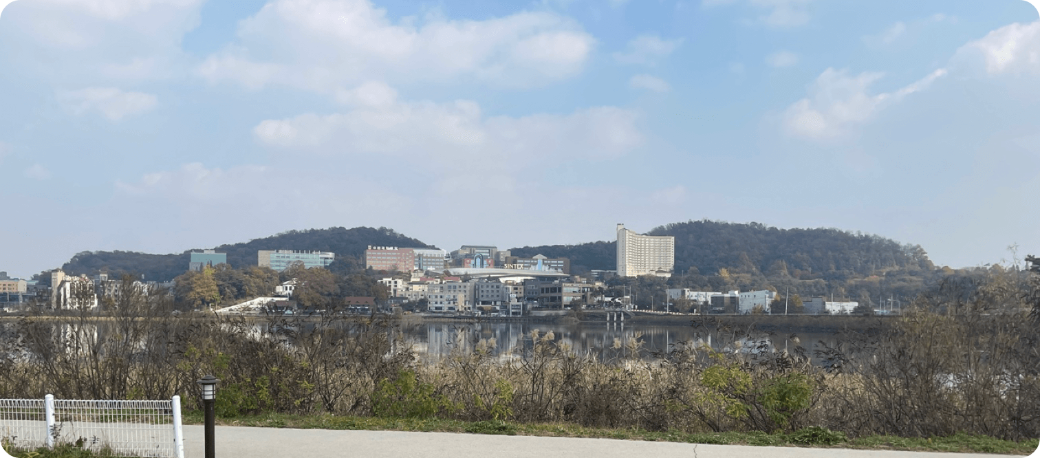 보통저수지 전체 뷰, 앞은 수원과학대학교