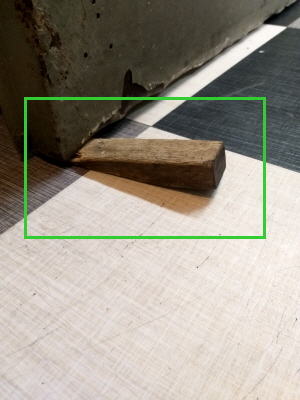 나무 심 고정하는 모습