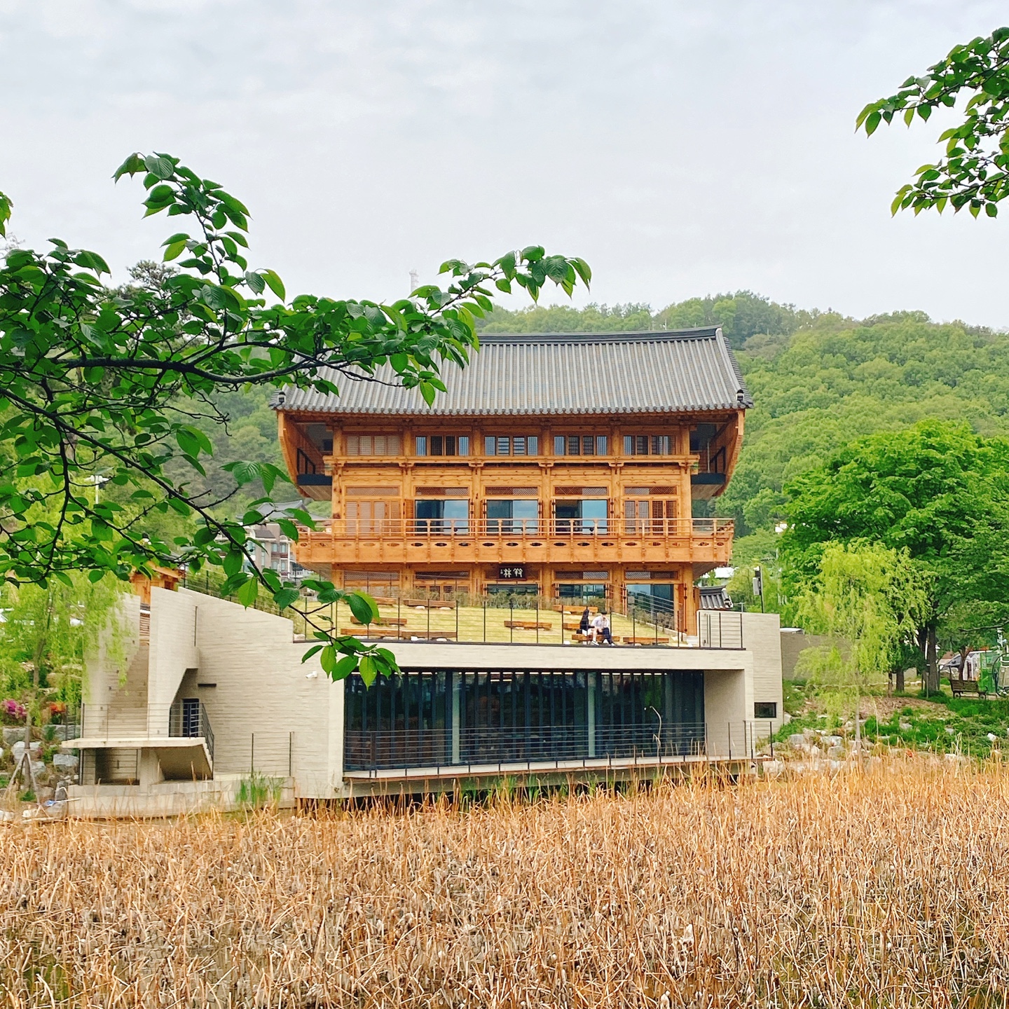 충북 청주 부모산 주봉마을 주봉저수지 한옥 북카페 인문아카이브양림 후마니타스