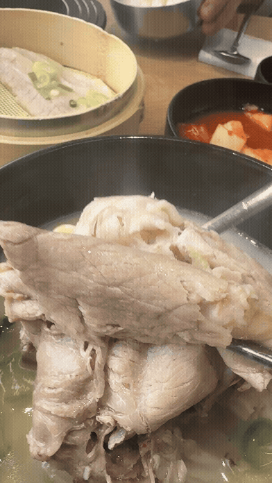 김포 성미옥 돼지국밥 푸짐한 고기 양, 얇게 썬 돼지고기 클로즈업