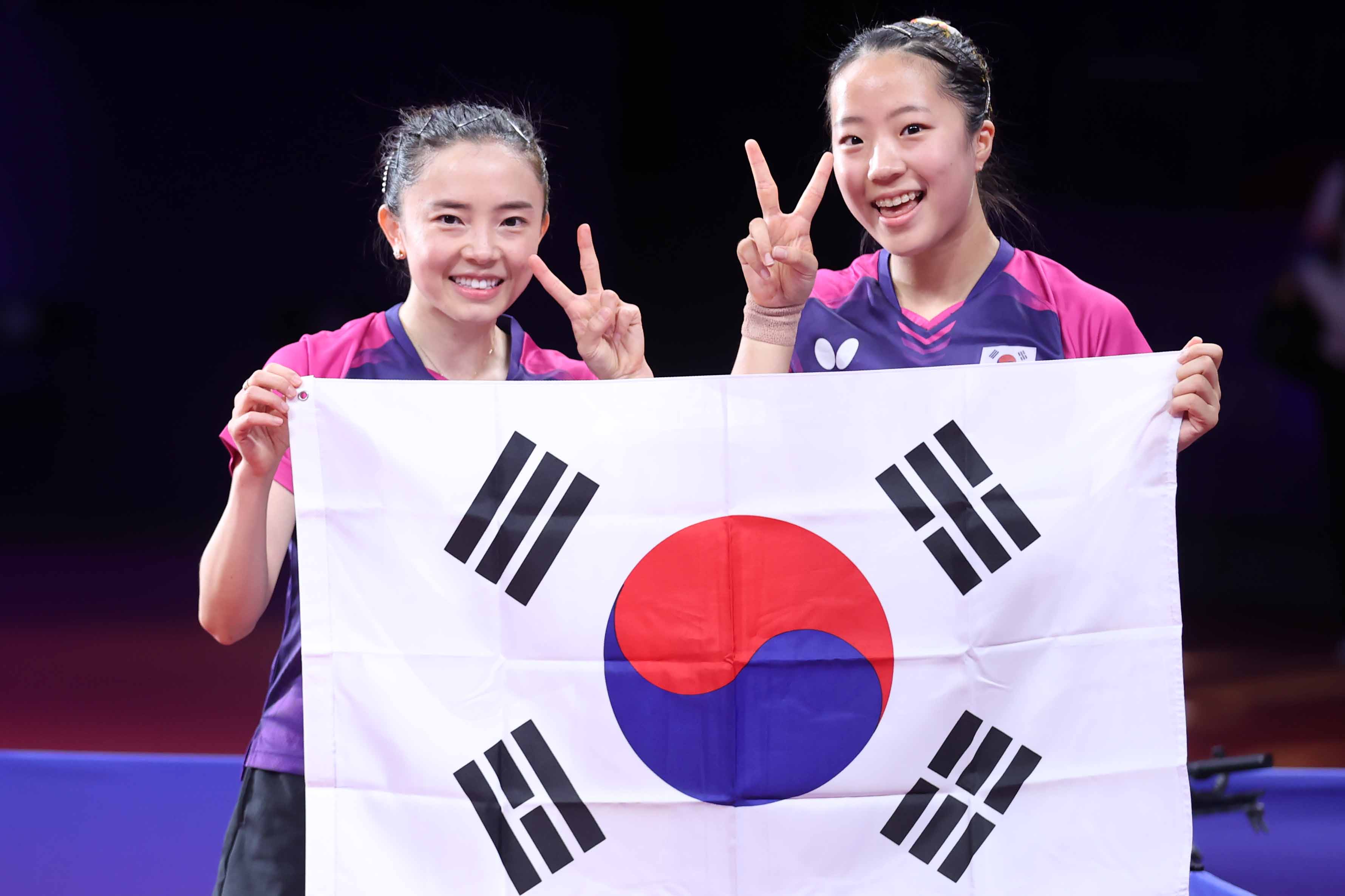 신유빈 전지희 선수가 항저우 AG 여자 탁구 복식에서 금메달을 확정지은 후 태극기를 들고 기뻐하고 있다.