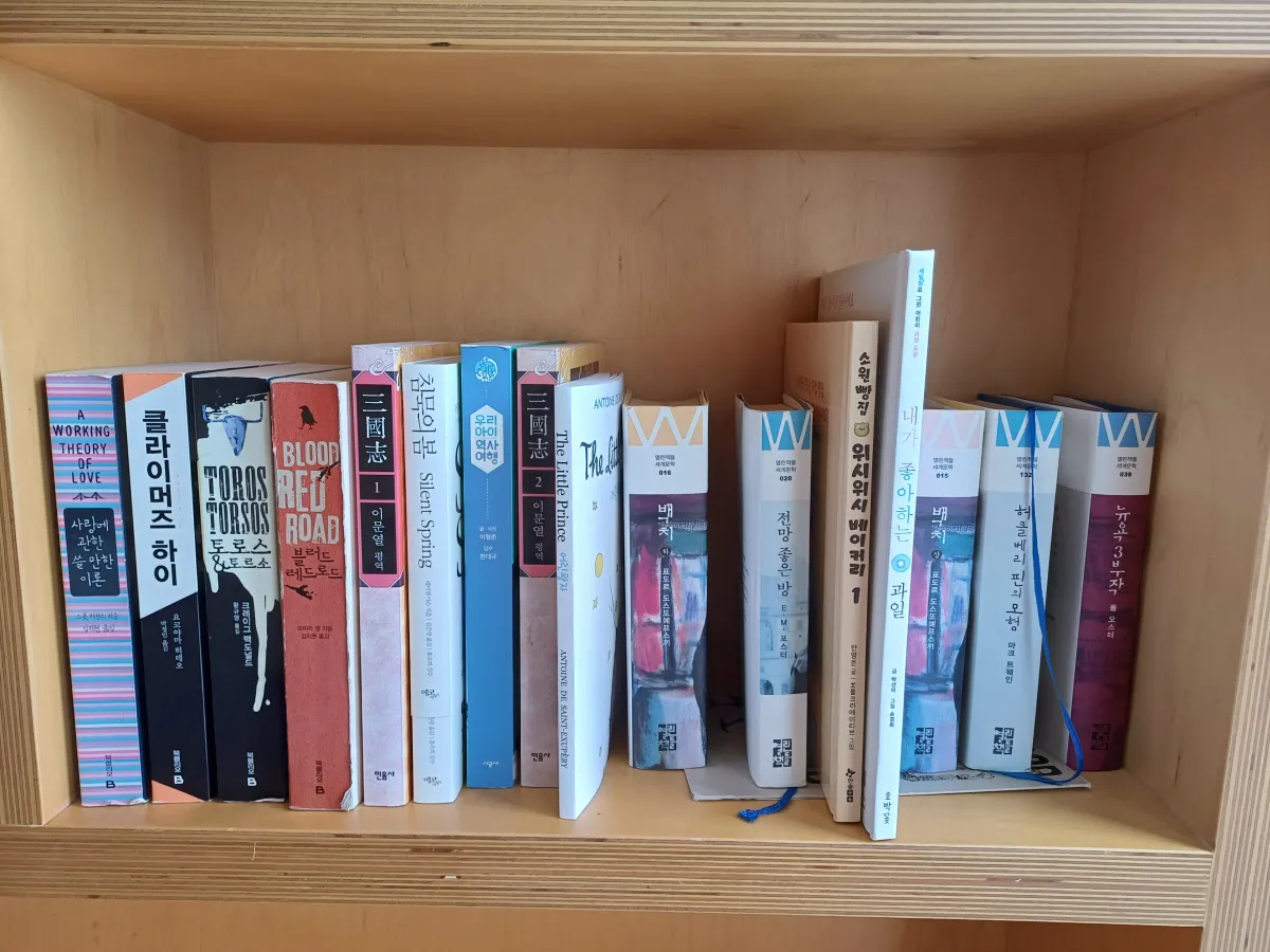 숙소-방-안에-비치되어-있는-책