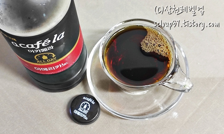 빙그레 아카페라 올데이 아메리카노 개봉 후 잔에 따른 블랙커피
