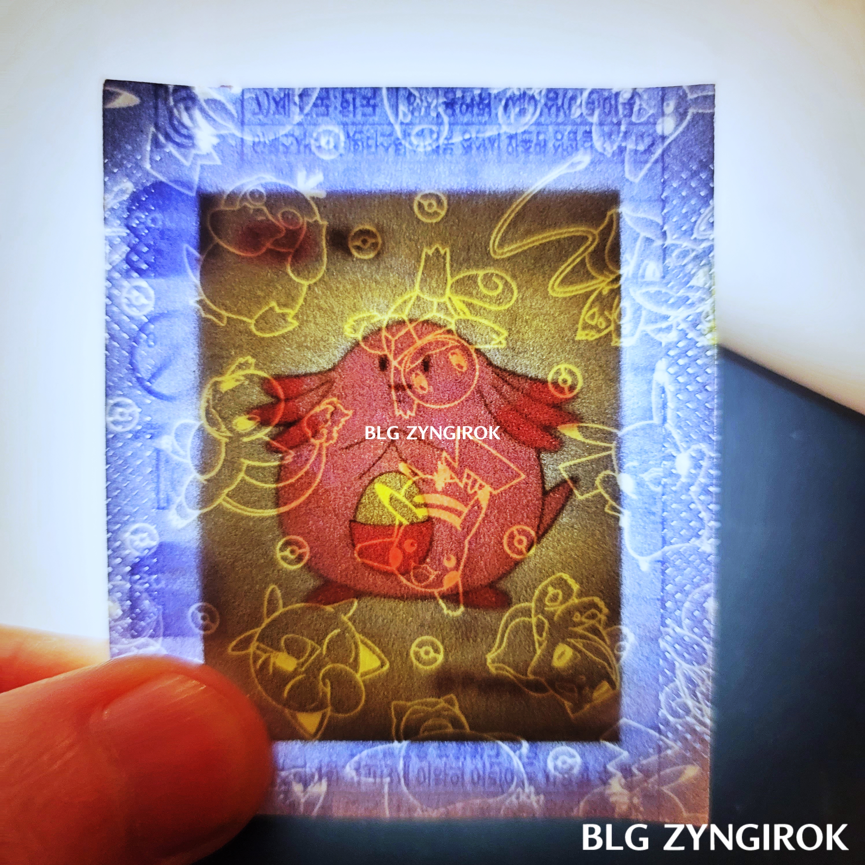 띠부띠부씰-럭키를-들고있다.