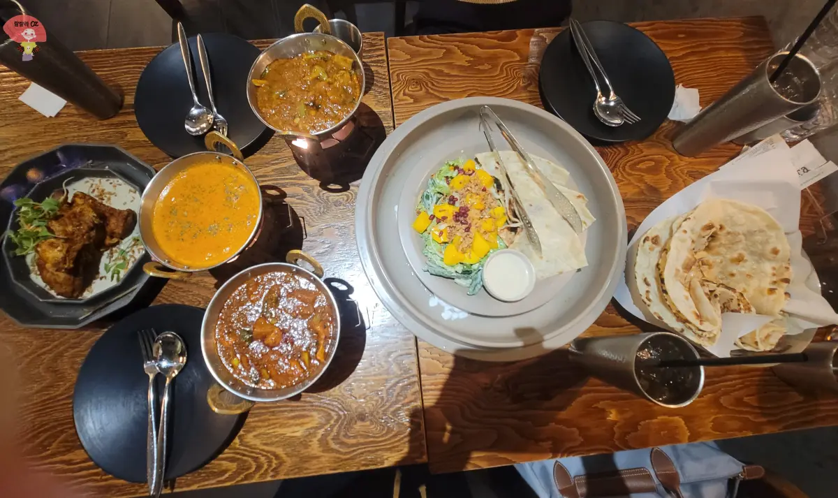 서울-강남-스타필드-코엑스점-인도음식점-아그라-트리플-3인세트-난-카레-3종류-탄두리-샐러드-접시-등이-놓여있는-테이블