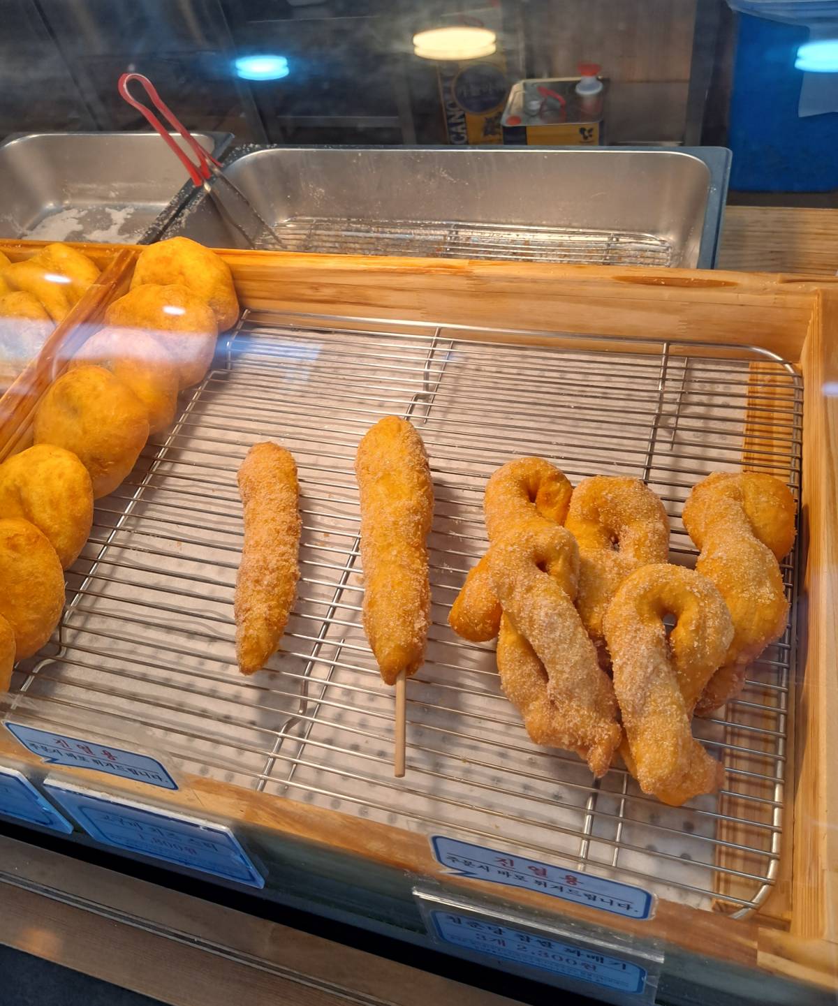 청춘당 진열대 속 꽈배기