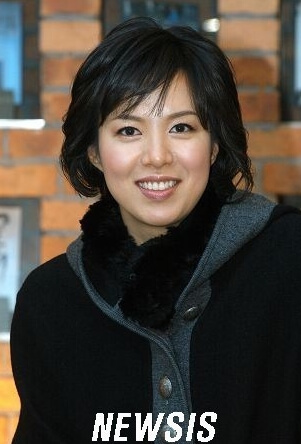 정면 보고 웃고 있는 젊은 시절의 김은혜 기자