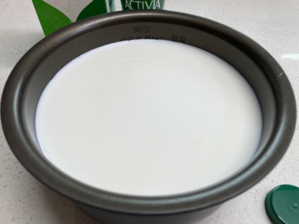 그릭요거트 만들기 - 우유, 농후발효유 밥솥 내솥에 섞기