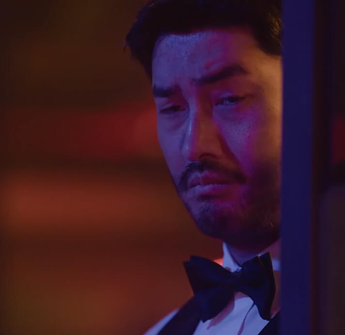 일홍의 모습을 촬영하고 있는 형태