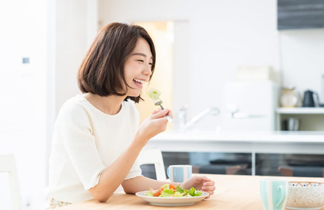 샐러드 먹는 여성