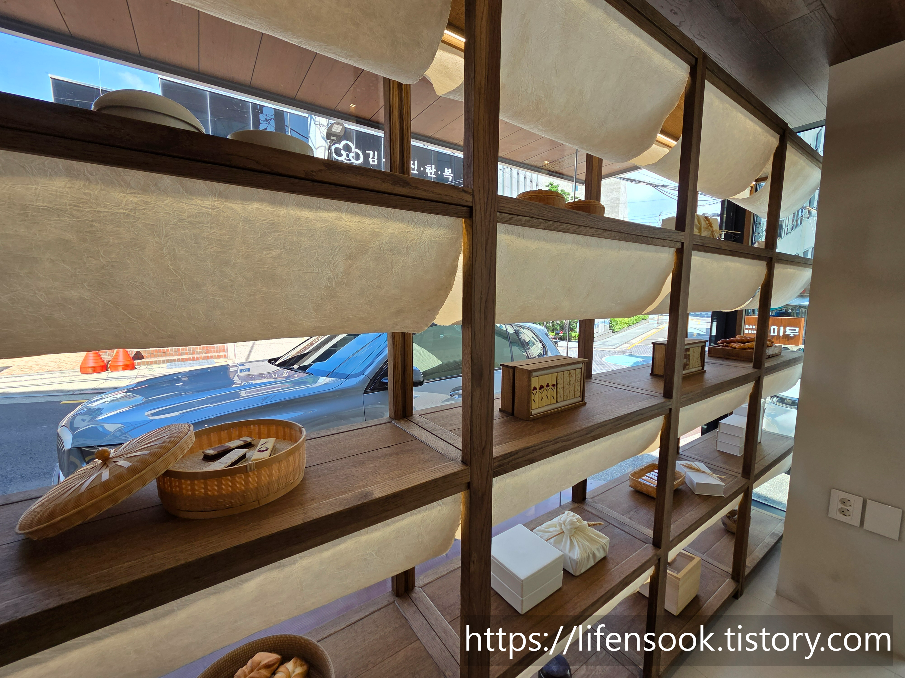 미무 선물세트 진열대