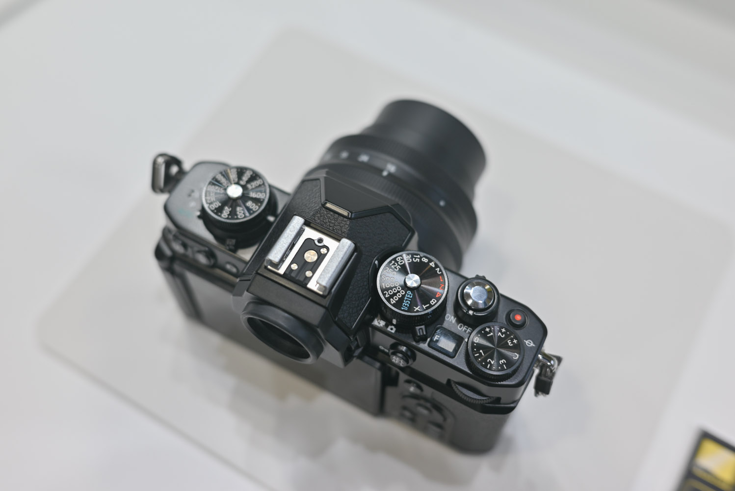 2025 코바에서 본 니콘 부스의 레드 카메라와 MRMC