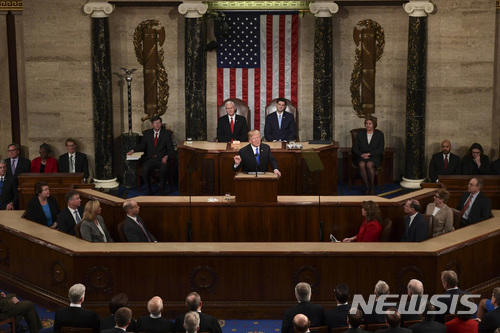 트럼프가 의회에서 연설하는 사진