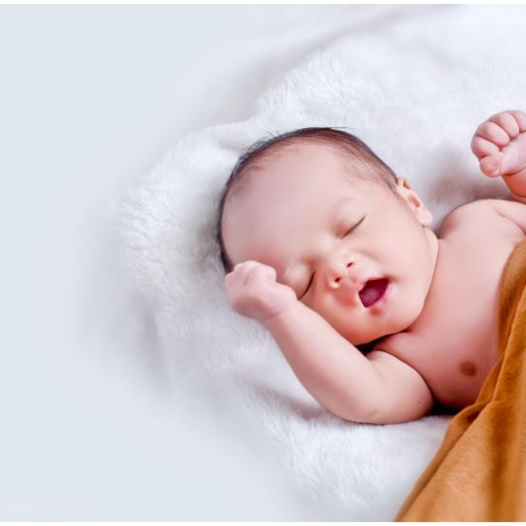 한 아기가 잠을 자고 있다.