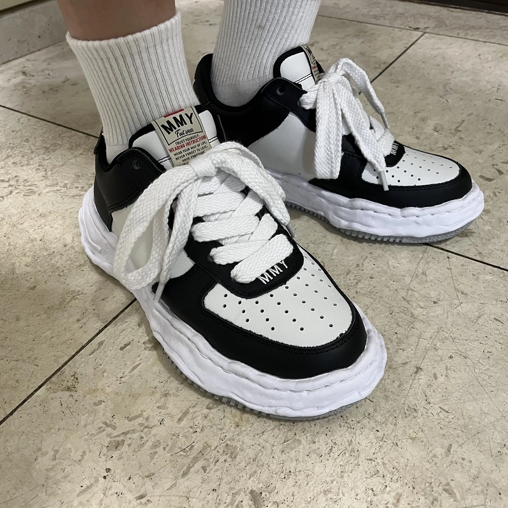 메종 미하라 야스히로 웨인 검흰 착용 사진 옆