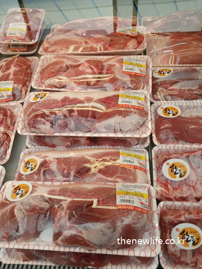 Packaged pork meat on display, a protein-rich food helpful for reducing abdominal fat/포장된 돼지고기 진열 모습, 복부비만에 좋은 단백질 공급 식품