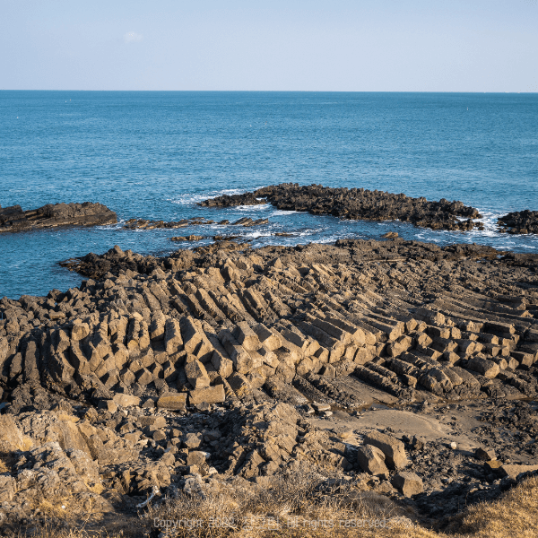 솟아있는-주상절리