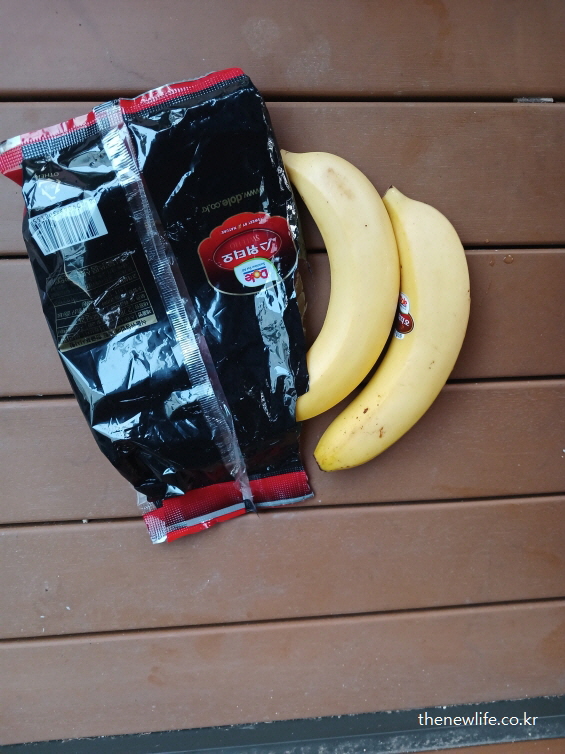 스포츠 드링크 옆에 놓인 바나나 2개