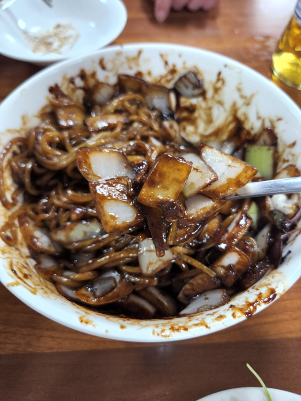 짜장면에_가득한_양파