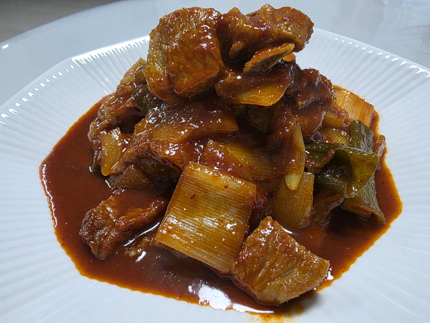 완성된 매운 돼지갈비찜 플레이팅 사진 3