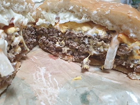 버거-반으로-자른-모습