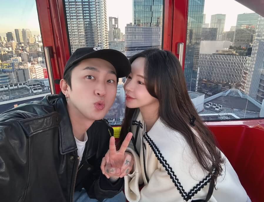 모자를쓴남성과-긴머리여성의모습