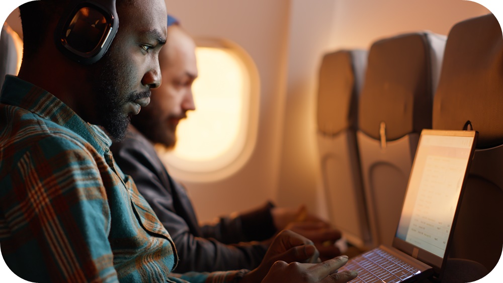 비행기-기내-착석-헤드폰-남성-복도석-노트북-작업-중