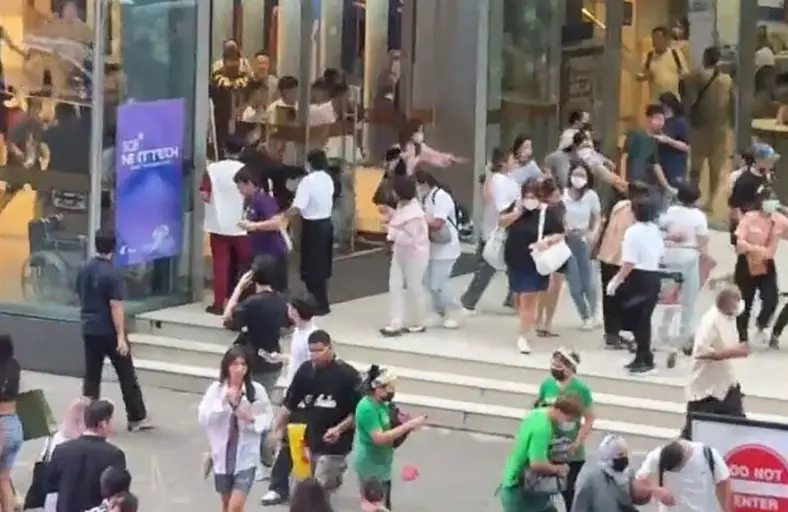 총기난사로-대피하는-사람들