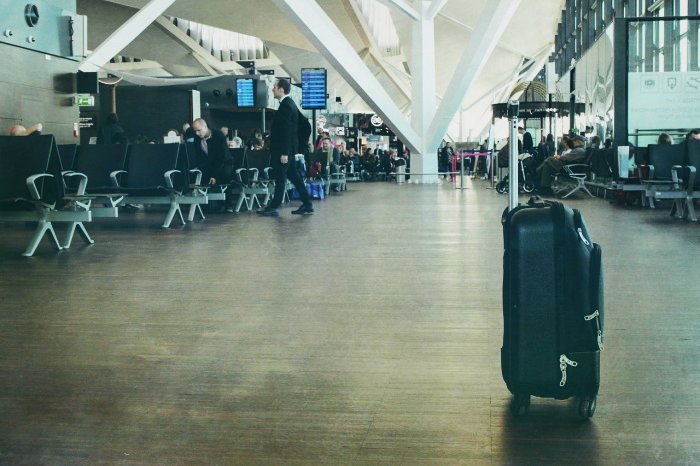 공항에-놓여진-캐리어가방