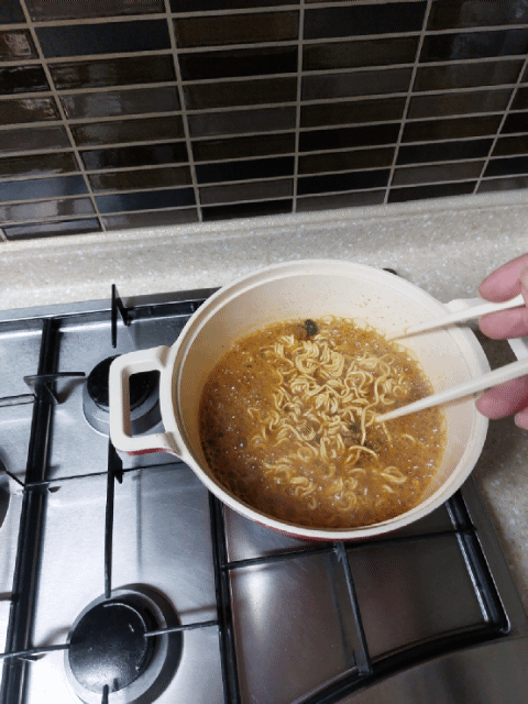 젓가락으로 저어줘야 라면면발이 쫄깃해짐
