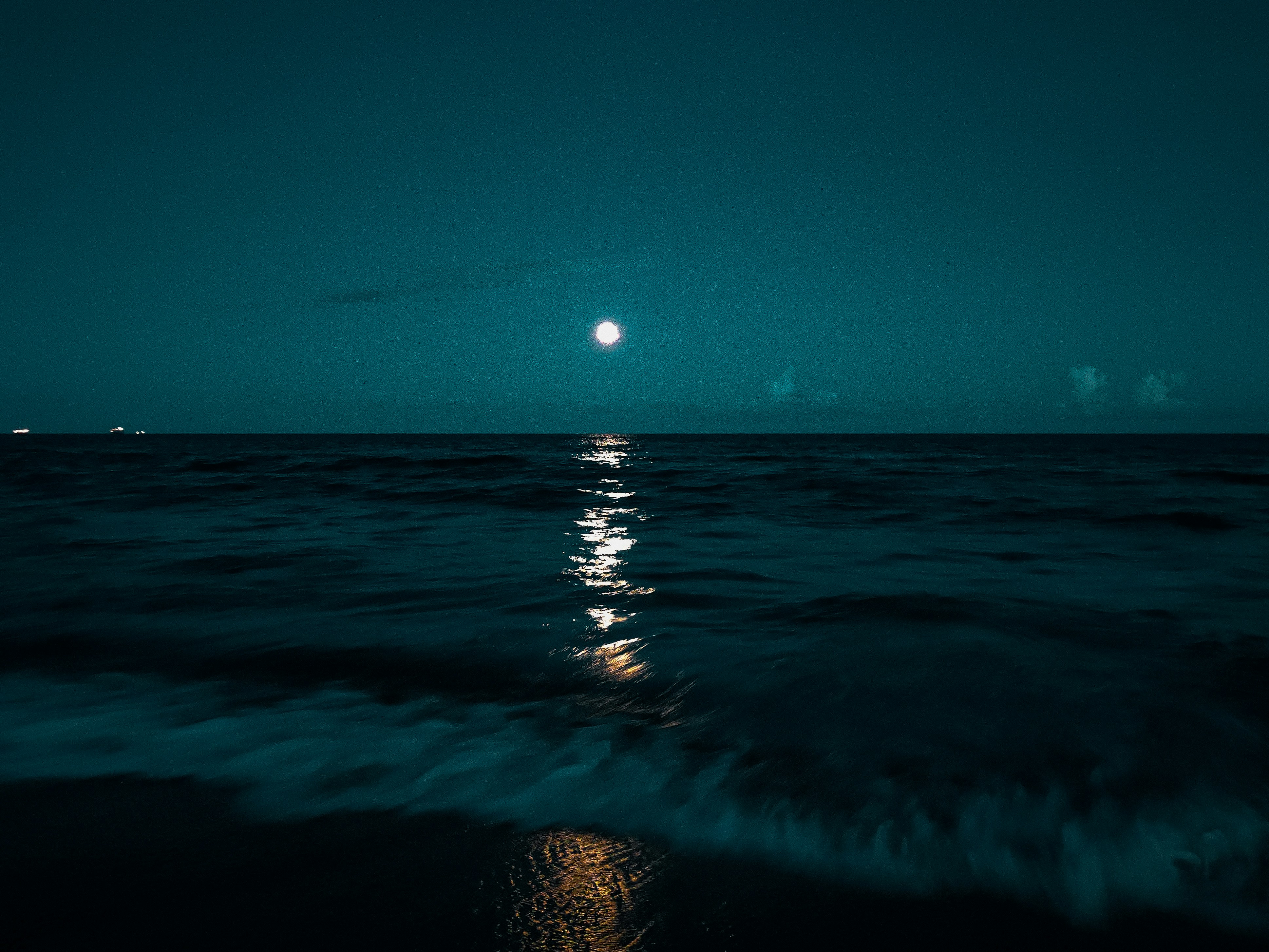 2026년 게자리 운세를 상징하는 달빛이 비치는 잔잔한 밤바다 이미지