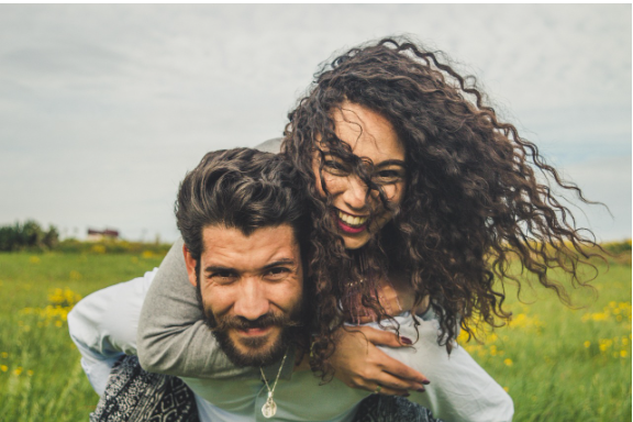 아내 들쳐업고 달리기 대회 – 사랑과 유쾌함이 넘치는 이색 스포츠