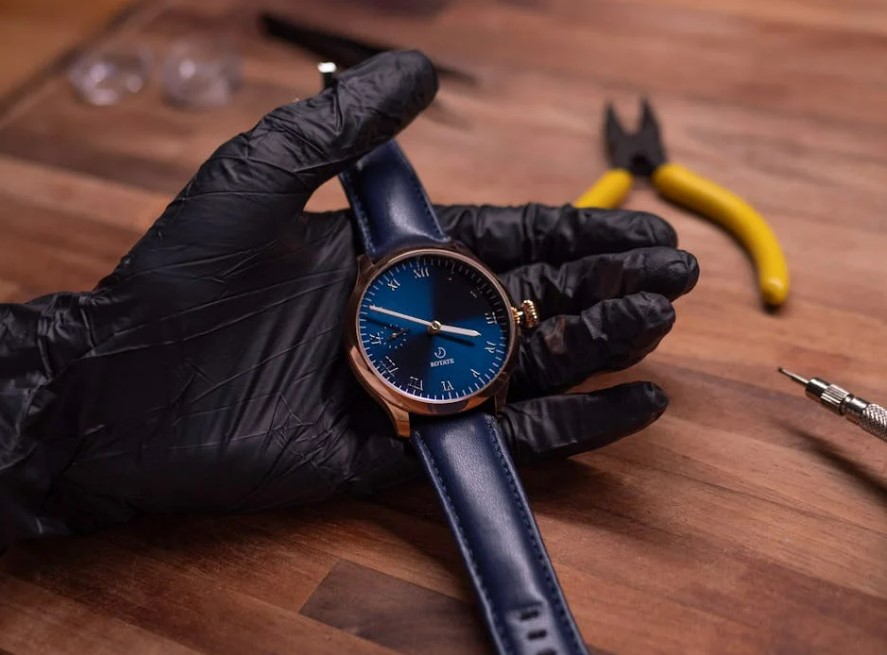 명품시계 수리비용, 보험으로 보상 가능할까