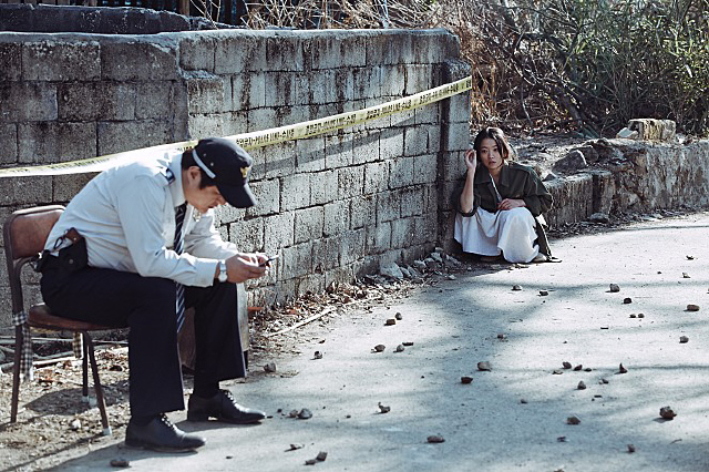 무명이 종구가 어디 못가게 손을 잡고 있는 장면